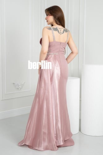 فستان سهره الوردي الهادئ بتطريز كريستالي وذيل ساتا...