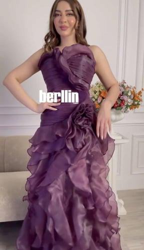 فستان سهرة بأكتاف مكشوفة وكشكش فخم