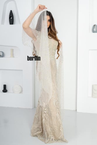 فستان سهرة ماكسي ضيق مطرز بأكمام كيب بيج فاتح