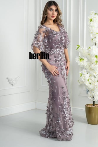 فستان سهرة موف مطرّز بالكامل بتفاصيل ورود ثلاثية ا...