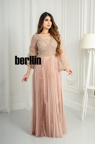 فستان سهرة طويل بليسية مزين بالؤلؤ لون بيج