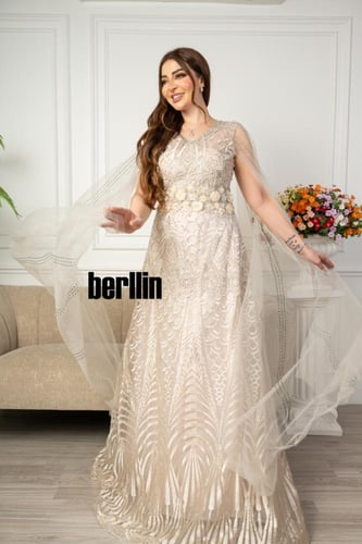 فستان سهرة طويل مطرز بفلاور ومميز بكم كيب على الكت...