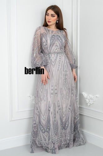 فستان سهرة بتصميم ملكي أنيق مزين بالتطريز اللامع و...