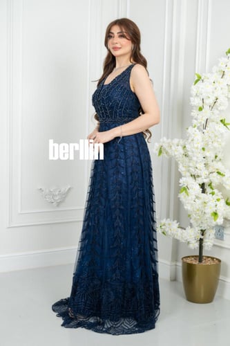 فستان سهرة كحلي مطرز بنقوش أوراق لامعة بدون أكمام