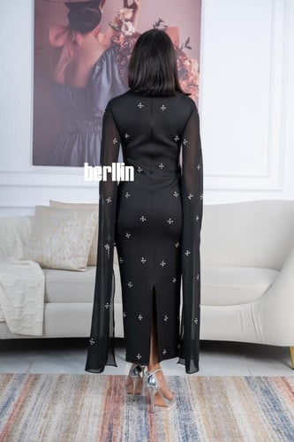 فستان أسود ماسك أنيق بتطريزات فاخرة وأكمام كاب شفا...