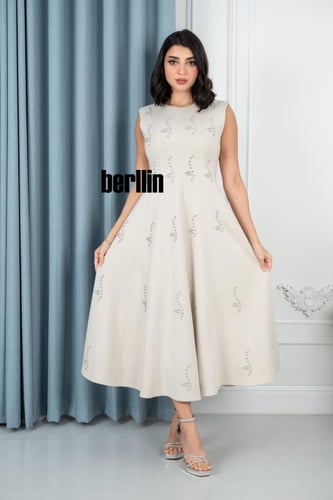 فستان أوف وايت أنيق بتصميم واسع وتطريز فاخر