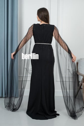 فستان سهرة أسود مزين بتطريزات براقة بقصة ضيقة تبرز...