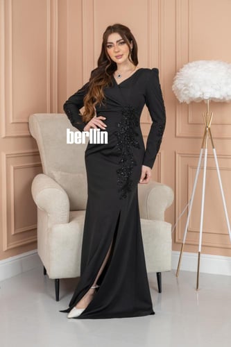 فستان سهرة مميز بالخرز ومطرز بالفصوص على الخصر وال...