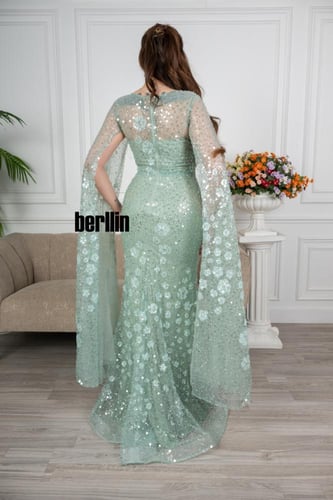 فستان سهرة ماكسي ضيق مطرز بأكمام كيب تيفاني فاتح