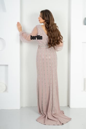 فستان سهره مطرز بأكمام بف لون لحمي فاتح