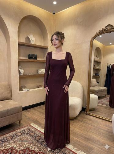 فستان سهرة عنابي طويل بأكمام شيفون وتطريز ناعم