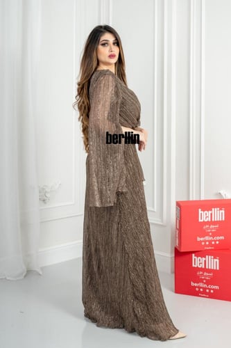 فستان طويل بلمعة برباط عالخصر بأكمام كيب لون بني