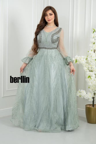 فستان سهرة أخضر ضبابي مطرز بخطوط لامعة وأكمام شفاف...