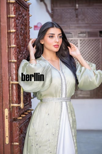 جلابية قطعتين مميزة بتطريز لامع فخم لون تفاحي فاتج