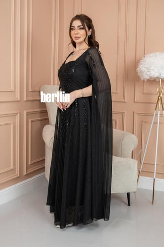 فستان سهرة لامع مزين بشك بأكمام كيب لون اسود