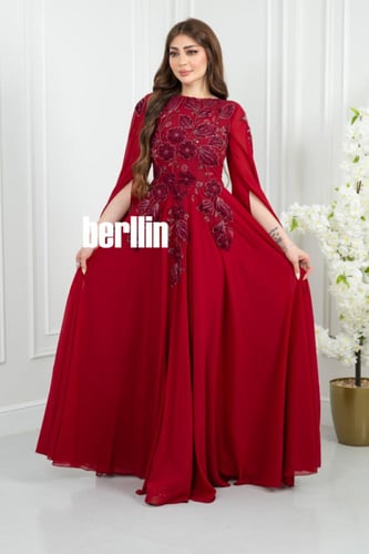 فستان سهرة بورغندي مطرز بأكمام كاب مفتوحة