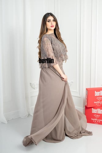 فستان طويل سهرة مزين بالريش والفصوص لون بني