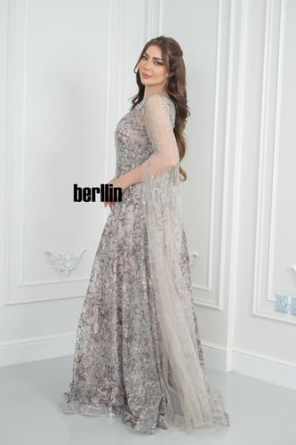 فستان سهرة نمط مرميد فخم مميز بتطريز وبأكمام كيب ت...