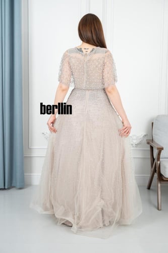 فستان سهرة فخم مزين بتطريزات خرزية براقة لون بيج ف...