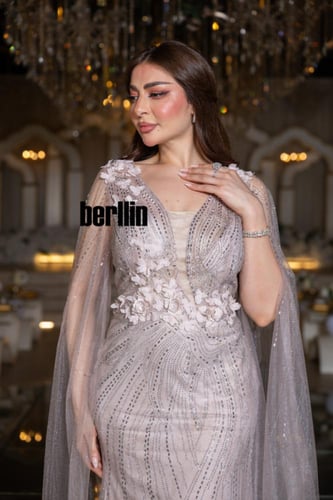 فستان سهرة زهرة القمر بكاب شفاف وزهور ثلاثيّة الأب...