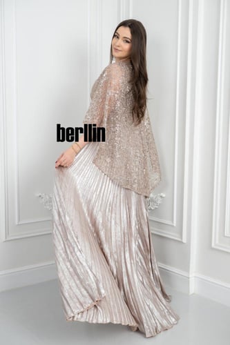 فستان سهرة ذهبي بتصميم مزين بكاب دانتيل أنيق وطيات...