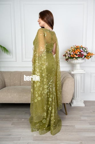 فستان سهرة ماكسي ضيق مطرز بأكمام كيب كموني