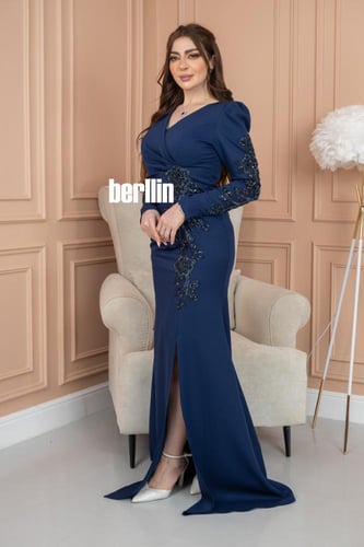 فستان سهرة مميز بالخرز ومطرز بالفصوص على الخصر وال...