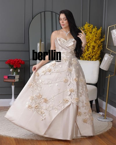 فستان توب بيج مزين بالورد البارز الفانلي الفخم