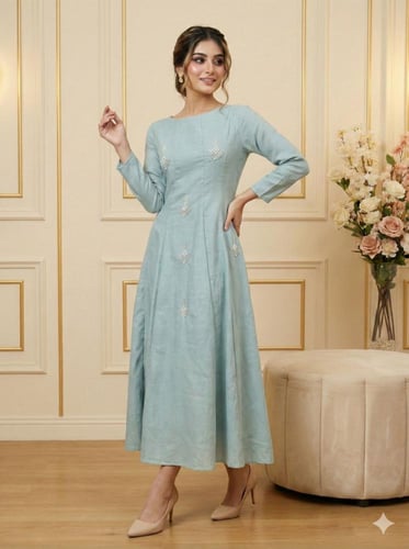 فستان "نسمة بحر" سحر الكتان اللبني بتطريزات لؤلؤية