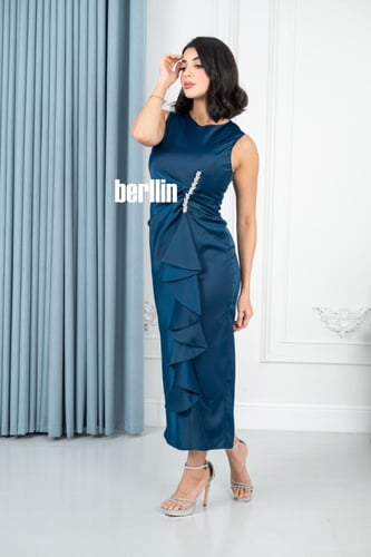 فستان أزرق أنيق بقصة ضيقة وكشكش جانبي فخم