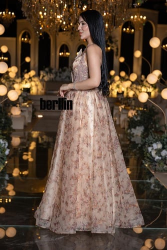 "فستان سهرة أوف وايت مزين بالزهور مع تطريز لامع وك...