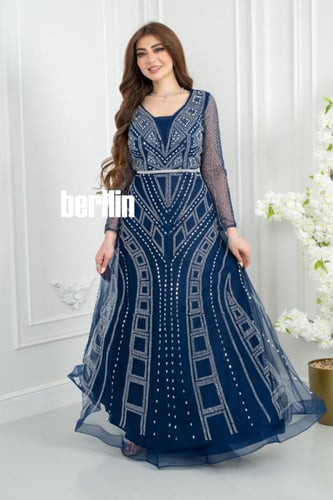 فستان سهره كحلي مطرز بنمط هندسي وأكمام شفافة