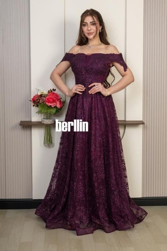 فستان سهرة دانتيل مزين بتطريز ناعم بلون برغندي داك...