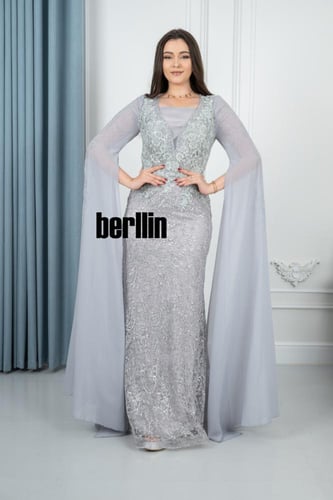 فستان سهرة طويل بأكمام كيب مطرز ومزين بالفصوص لون...