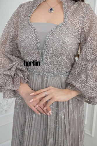 فستان سهرة طويل مميز بكم بف منفوخ فخم وبقصة واسعة