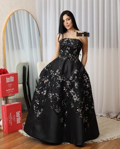 فستان سهرة توب أسود طويل مزين بالزهور برباط خلفي