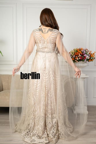 فستان سهرة طويل مطرز بفلاور ومميز بكم كيب على الكت...