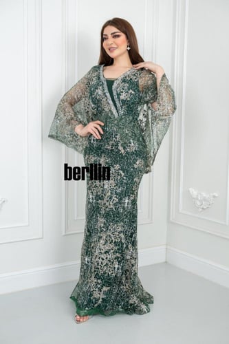 فستان سهرة ملكي مزين بتطريز فاخر وأكمام شفافة واسع...