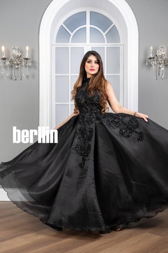 فستان سهرة مطرز ياقة عالية لون اسود