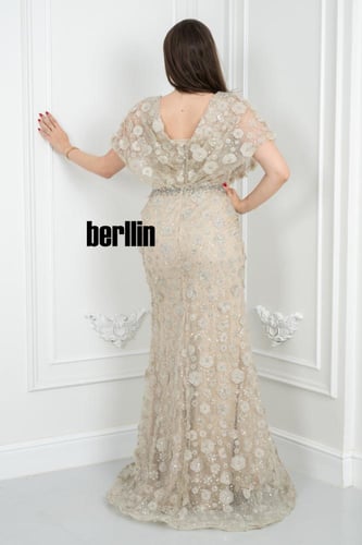 فستان سهرة بيج مزين بتطريزات ثلاثية الأبعاد بقصة أ...