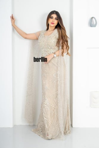 فستان سهرة ماكسي ضيق مطرز بأكمام كيب بيج فاتح