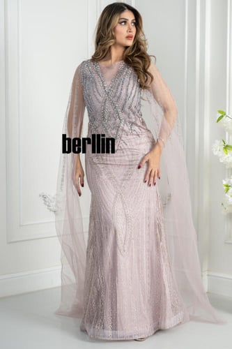 فستان سهرة وردي فخم مطرز بالكامل مع كاب تول شفاف ب...