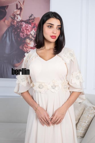 فستان أنيق بيج بتصميم طويل مزين بتطريزات على الأكم...