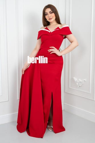 فستان أحمر بأكتاف مكشوفة ولمسة بيضاء بتصميم شق أما...