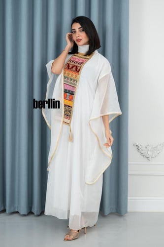 جلابية بيضاء بطابع تراثي فاخر بتصميم فضفاض