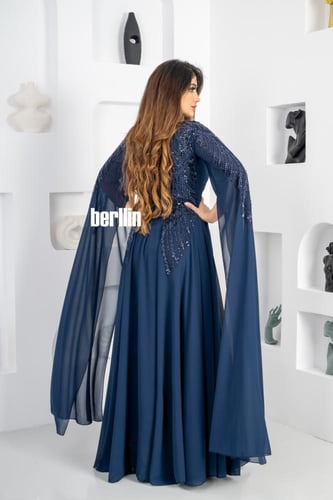 فستان سهرة مزين بشك بأكمام كيب لون كحلي