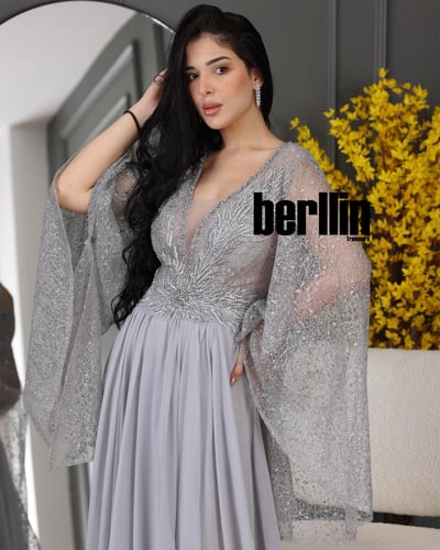 فستان سهرة طويل بليسية اوف شولدر مطرز لون رصاصي