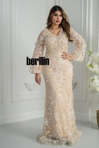 فستان سهرة بيج مطرّز ثلاثي الأبعاد بتصميم راق