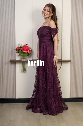 فستان سهرة دانتيل مزين بتطريز ناعم بلون برغندي داك...