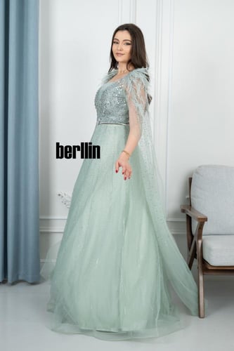 فستان سهرة نعناعي بتصميم ملكي مزين بالتطريز البراق...